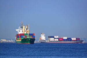 FCAとFOBの違いを徹底解説！海上輸送の費用と責任を詳しく知ろう